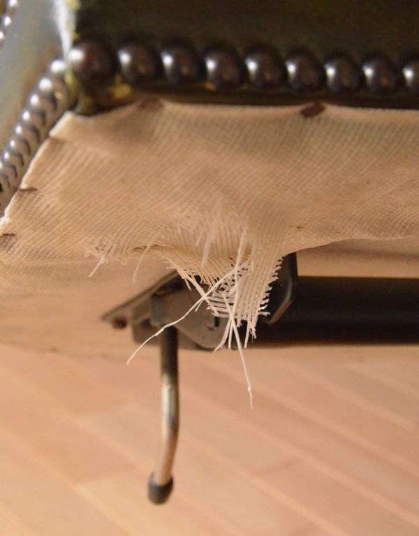 サロンチェア　アンティーク チェア　英国アンティークの回転椅子、チェスターフィールドのオフィスチェア（リボルビングチェア）。裏側に若干のホツレがあります。(q-128-c)