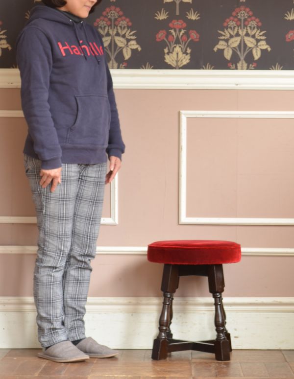 真っ赤な座面が美しい小ぶりなアンティークスツール(q-137-c