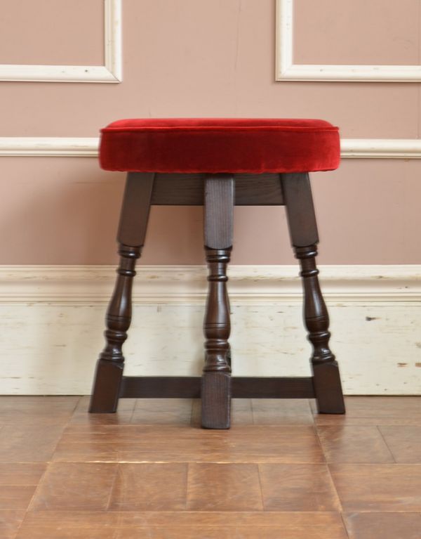 真っ赤な座面が美しい小ぶりなアンティークスツール(q-137-c