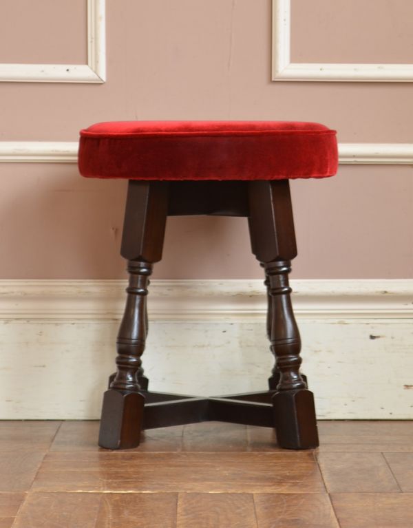 真っ赤な座面が美しい小ぶりなアンティークスツール(q-137-c