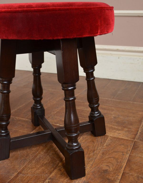 真っ赤な座面が美しい小ぶりなアンティークスツール(q-137-c