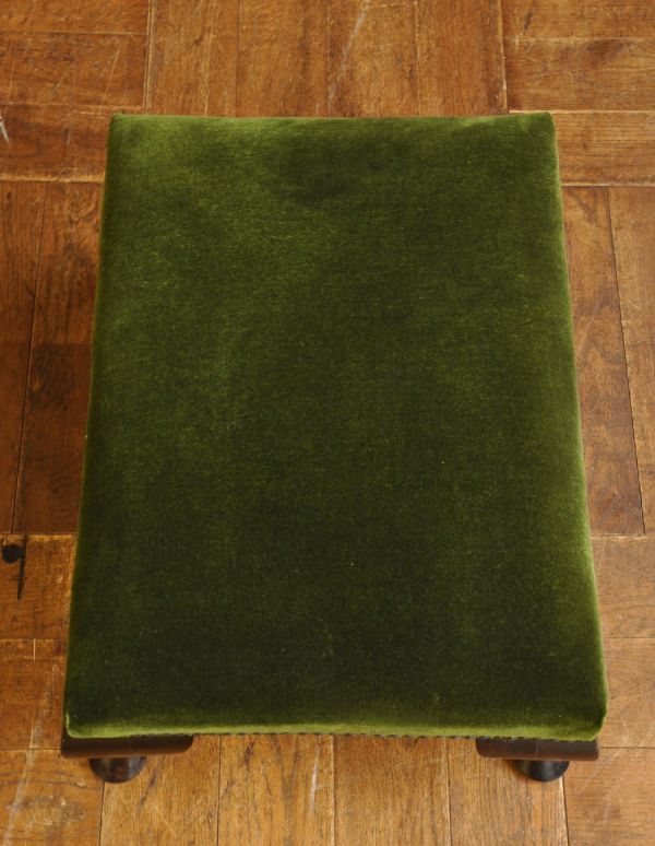 ダイニングチェア　アンティーク チェア　猫脚がお洒落なアンティークの布張りオットマン（スツール）。すわり心地がいい座面。(q-138-c)