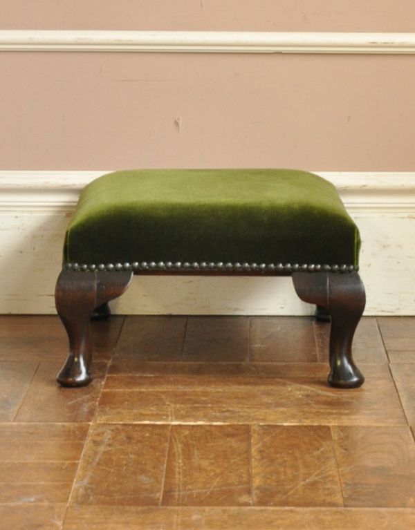 ダイニングチェア　アンティーク チェア　猫脚がお洒落なアンティークの布張りオットマン（スツール）。アンティークは新品ではないので、経年変化によるキズはありますが、専門の職人によって目立たないようにキレイにお直しをしています。(q-138-c)