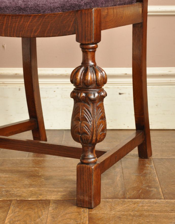 ダイニングチェア アンティーク チェア 脚の彫りが英国らしいアンティークの椅子、オーク材のダイニングチェア。きちんとお直ししていますので、大柄な男性でも安心してお掛け下さい。(q-141-c)