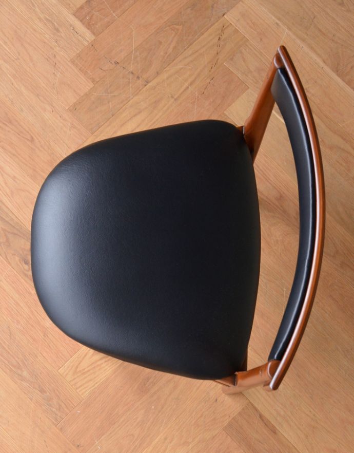 ロイドテーブル　アンティーク家具　Nathan（ネイサン）社の伸張式のダイニングテーブル５点セット、ヴィンテージ家具。クッション付きの座面なので、長時間座っても疲れません。(q-609-f)