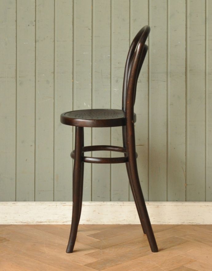 気分は英国パブのカウンター。ダブルループが魅力のアンティークベント