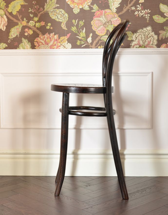 ベントウッドチェア　アンティーク チェア　背もたれのカーブが魅力、英国のアンティークベントウッドハイチェア（カウンターチェア）。横から見ても綺麗な装飾が楽しめます。(q-148-c)