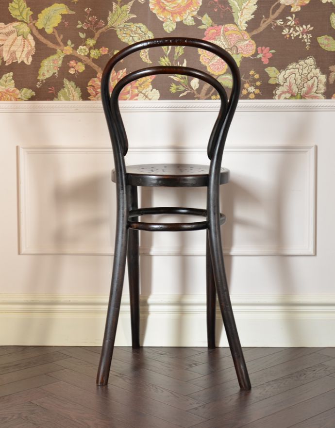 ベントウッドチェア　アンティーク チェア　背もたれのカーブが魅力、英国のアンティークベントウッドハイチェア（カウンターチェア）。後ろ姿もキレイなのでとっても絵になります。(q-148-c)