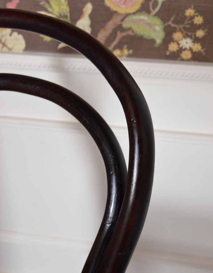 ベントウッドチェア　アンティーク チェア　背もたれのカーブが魅力、英国のアンティークベントウッドハイチェア（カウンターチェア）。木目や色は1脚1脚微妙に違いますが、どれもキレイに仕上げています。(q-148-c)