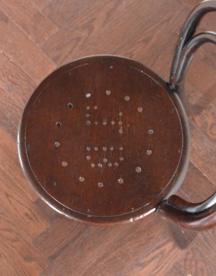 ベントウッドチェア　アンティーク チェア　背もたれのカーブが魅力、英国のアンティークベントウッドハイチェア（カウンターチェア）。座面には模様が付いています。(q-148-c)