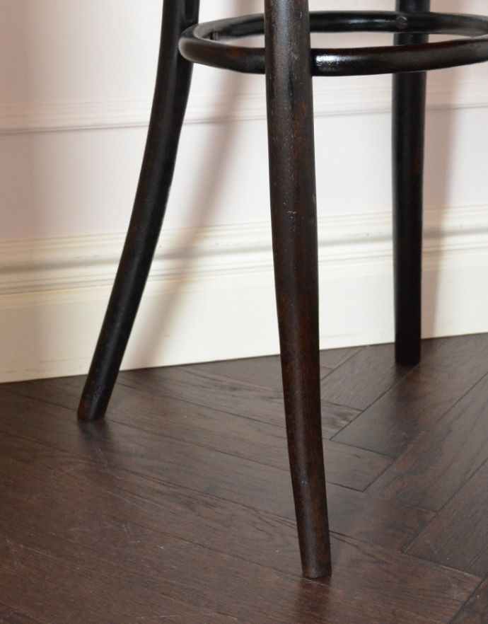 ベントウッドチェア　アンティーク チェア　背もたれのカーブが魅力、英国のアンティークベントウッドハイチェア（カウンターチェア）。脚先が緩くカーブしています。(q-148-c)