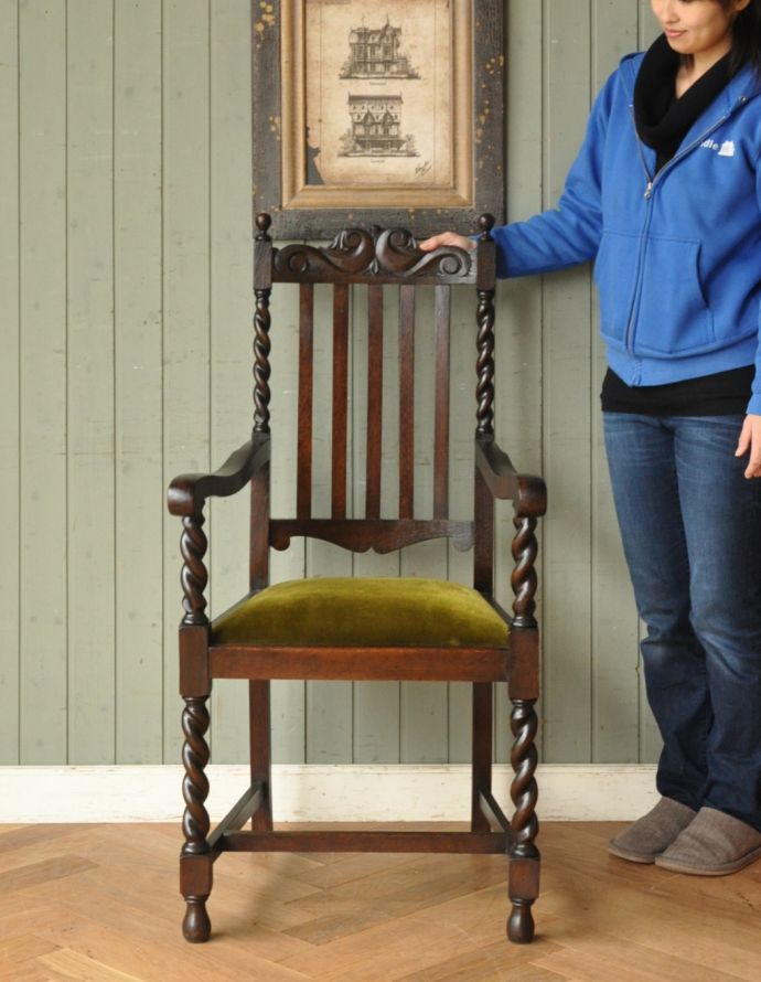 アンティーク 木製椅子 彫刻装飾 アームチェア ダイニングチェア ビンテージ 絵になるアンティークのダイニングチェア、ツイストと彫が美しいアーム
