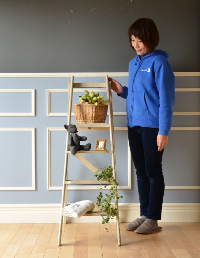 めずらしい家具　アンティーク家具　アンティークのペイント家具、シンプルなステップラダー（脚立）。足場は４段あります。(q-155-f-1)