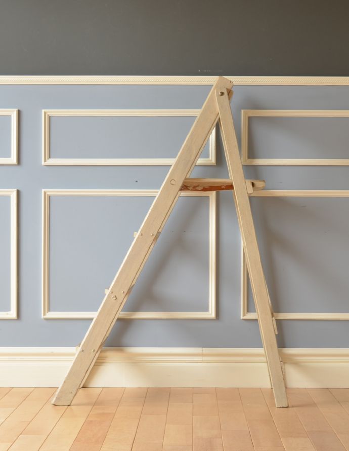 めずらしい家具　アンティーク家具　アンティークのペイント家具、シンプルなステップラダー（脚立）。アイボリーペイントです。(q-155-f-1)