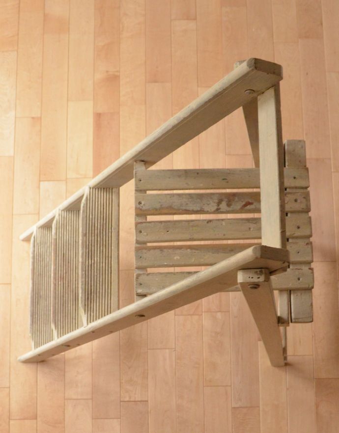 めずらしい家具　アンティーク家具　アンティークのペイント家具、シンプルなステップラダー（脚立）。アンティークは新品ではないので、経年変化によるキズはありますが、専門の職人によって目立たないようにキレイにお直しをしています。(q-155-f-1)