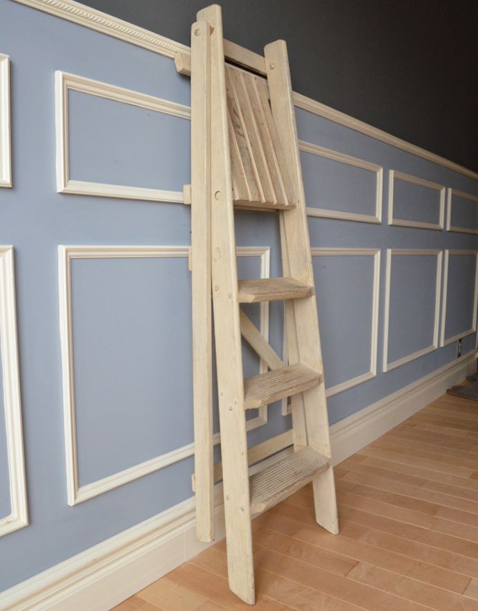 めずらしい家具　アンティーク家具　アンティークのペイント家具、シンプルなステップラダー（脚立）。使わないときはこのように収納して、コンパクトに！【 閉じたとき 】幅42.5×奥行×高さ100cm。(q-155-f-1)