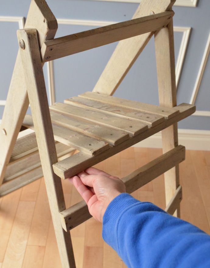 めずらしい家具　アンティーク家具　アンティークのペイント家具、シンプルなステップラダー（脚立）。簡単に折りたたむことができます。(q-155-f-1)