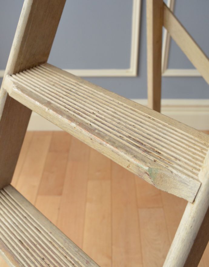 めずらしい家具　アンティーク家具　アンティークのペイント家具、シンプルなステップラダー（脚立）。踏み板です。(q-155-f-1)