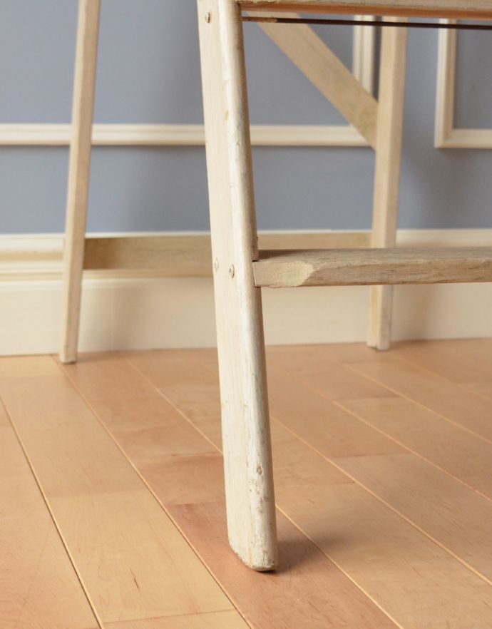 めずらしい家具　アンティーク家具　アンティークのペイント家具、シンプルなステップラダー（脚立）。しっかりとした安定感があります。(q-155-f-1)
