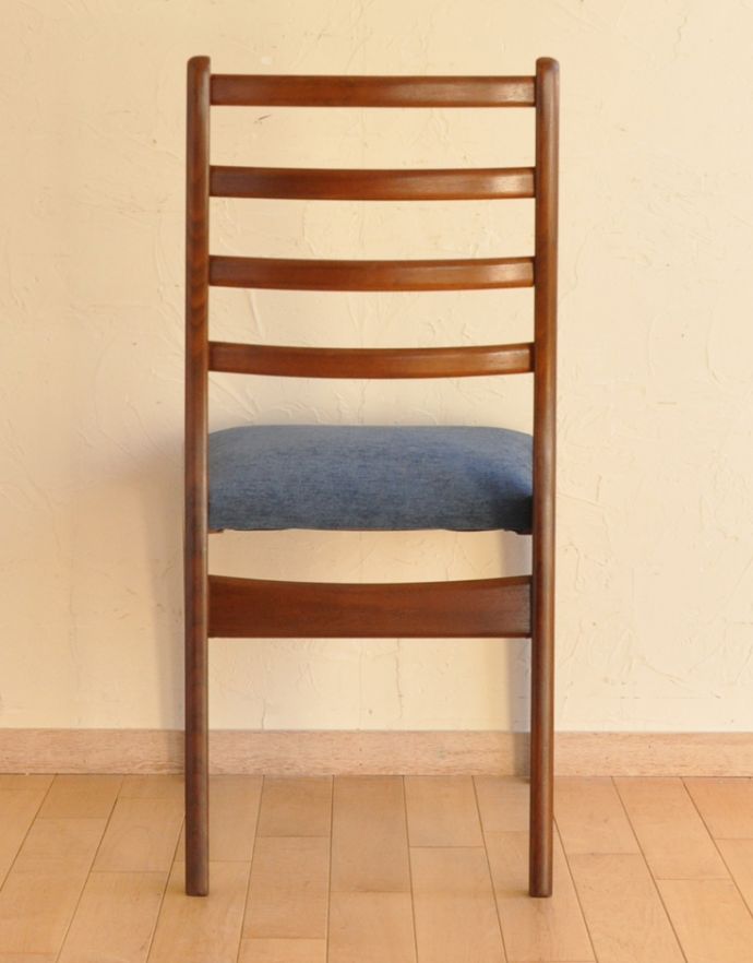 G-PLAN(Gプラン)　アンティーク チェア　長く使える北欧インテリア、シンプルなダイニングチェア。スッキリとキレイな後ろ姿です。(q-157-c)