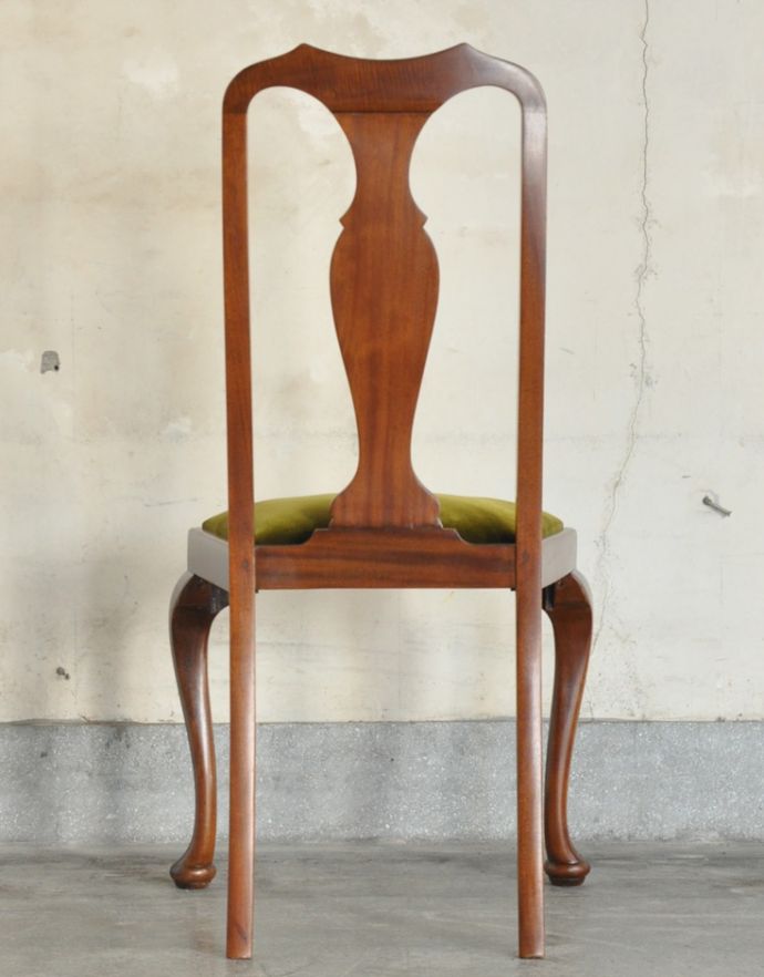 ダイニングチェア　アンティーク チェア　イギリスのアンティークダイニングチェア、クィーンアンチェア。アンティークらしく、流行を追わずに長く使えるデザイン。(q-158-c)