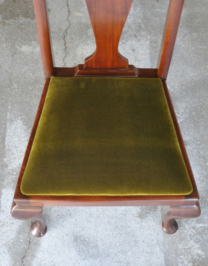 ダイニングチェア　アンティーク チェア　イギリスのアンティークダイニングチェア、クィーンアンチェア。布が貼ってあるので、長時間座っても疲れません。(q-158-c)