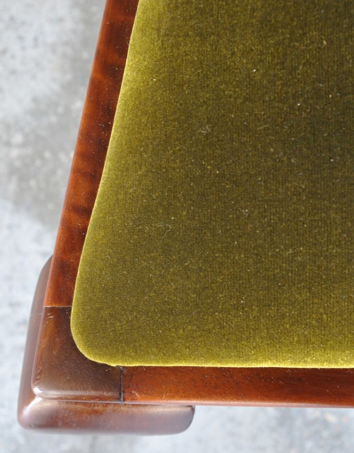 ダイニングチェア　アンティーク チェア　イギリスのアンティークダイニングチェア、クィーンアンチェア。どんなスタイルのお部屋にも合わせやすいグリーン色セレクトしました。(q-158-c)