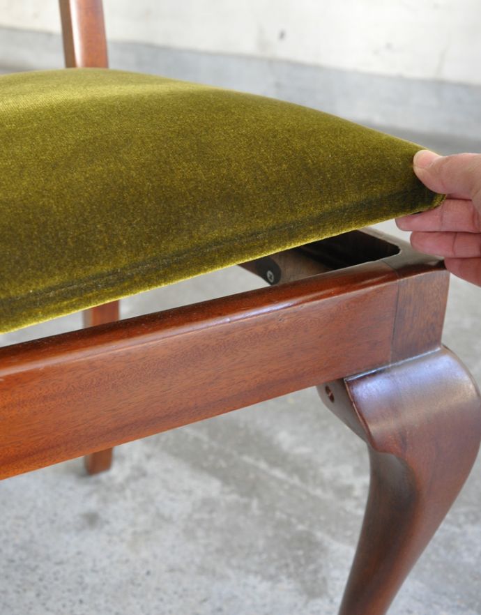 ダイニングチェア　アンティーク チェア　イギリスのアンティークダイニングチェア、クィーンアンチェア。座面の取り外しが簡単に出来るようになっています。(q-158-c)