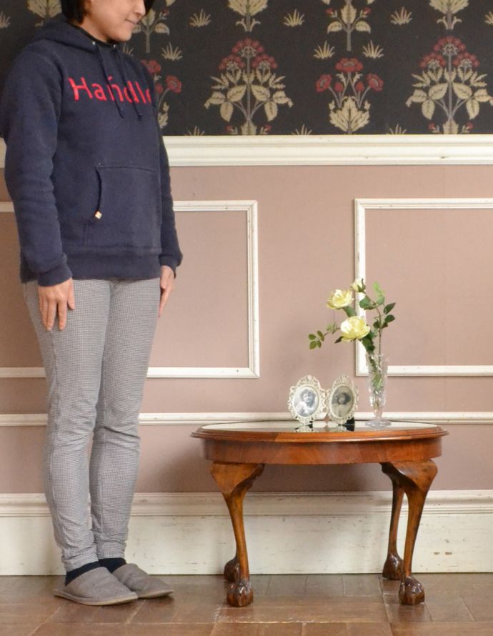 アンティークのテーブル　アンティーク家具　実用的に使えるアンティーク家具、ウォルナット材を使ったコーヒーテーブル（ガラス天板）。そっとお部屋に置くだけで、オシャレな雰囲気に。(j-1625-f)