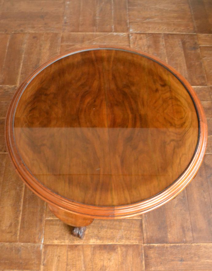 アンティークのテーブル　アンティーク家具　実用的に使えるアンティーク家具、ウォルナット材を使ったコーヒーテーブル（ガラス天板）。木目もキレイです。(j-1625-f)