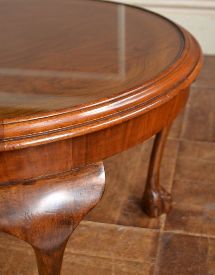 アンティークのテーブル　アンティーク家具　実用的に使えるアンティーク家具、ウォルナット材を使ったコーヒーテーブル（ガラス天板）。天板にもカッティングが施されていて、上品です。(j-1625-f)