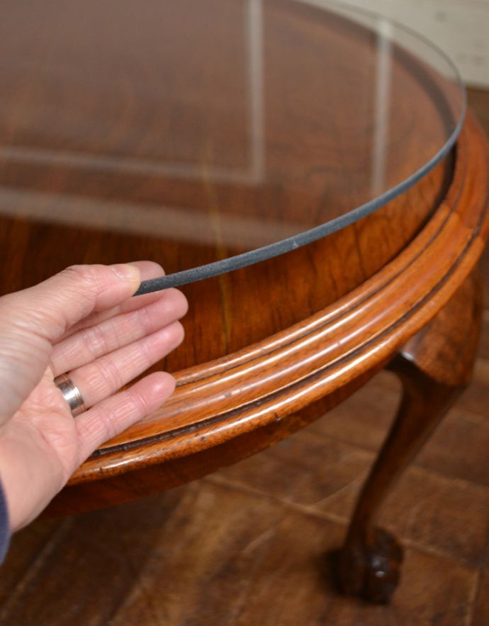 アンティークのテーブル　アンティーク家具　実用的に使えるアンティーク家具、ウォルナット材を使ったコーヒーテーブル（ガラス天板）。ガラス部分は取り外しできるようになっているので、模様替えやお手入れの際も嬉しいですよね。(j-1625-f)