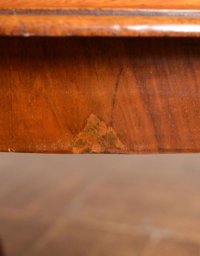 アンティークのテーブル　アンティーク家具　実用的に使えるアンティーク家具、ウォルナット材を使ったコーヒーテーブル（ガラス天板）。アンティークは新品ではないので、経年変化によるキズはありますが、専門の職人によって目立たないようにキレイにお直しをしています。(j-1625-f)