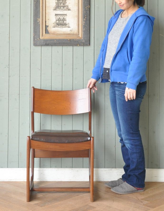 ダイニングチェア アンティーク チェア スタイリッシュなヴィンテージチェア、チーク材のダイニングチェア(ブラウン)。人気の北欧テイストの家具。(q-163-c)