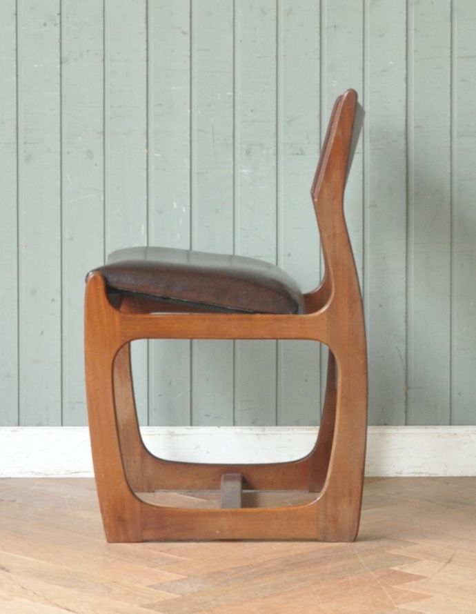 ダイニングチェア アンティーク チェア スタイリッシュなヴィンテージチェア、チーク材のダイニングチェア(ブラウン)。横から見た感じ。(q-163-c)