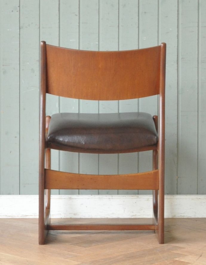 ダイニングチェア アンティーク チェア スタイリッシュなヴィンテージチェア、チーク材のダイニングチェア(ブラウン)。後ろから見てもとってもクールなデザインですよ。(q-163-c)