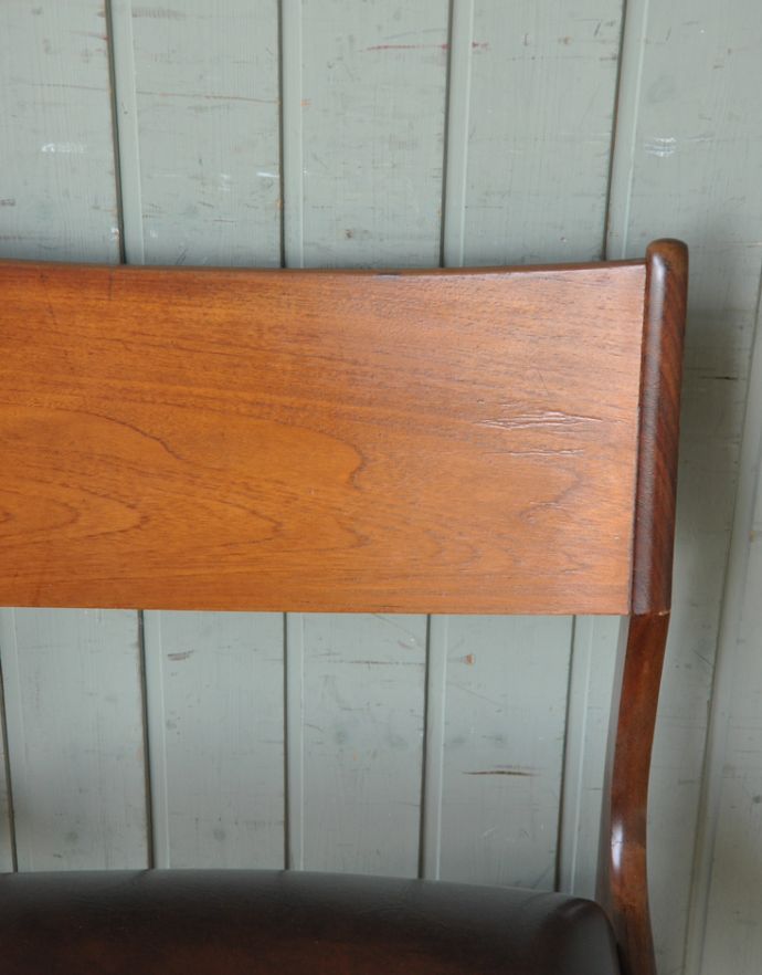 ダイニングチェア アンティーク チェア スタイリッシュなヴィンテージチェア、チーク材のダイニングチェア(ブラウン)。アンティークなので、年月を経て、味わい深い色になっています。(q-163-c)