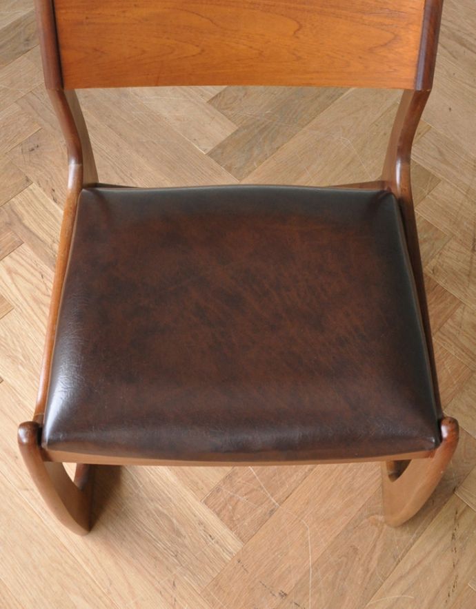 ダイニングチェア アンティーク チェア スタイリッシュなヴィンテージチェア、チーク材のダイニングチェア(ブラウン)。厚くて柔らかいクッションです。(q-163-c)
