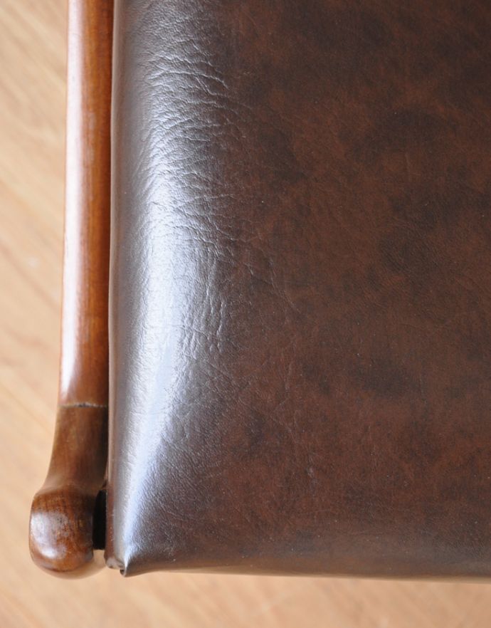 ダイニングチェア アンティーク チェア スタイリッシュなヴィンテージチェア、チーク材のダイニングチェア(ブラウン)。シンプルにブラウンの単色をセレクトしているところが、北欧らしい印象です。(q-163-c)