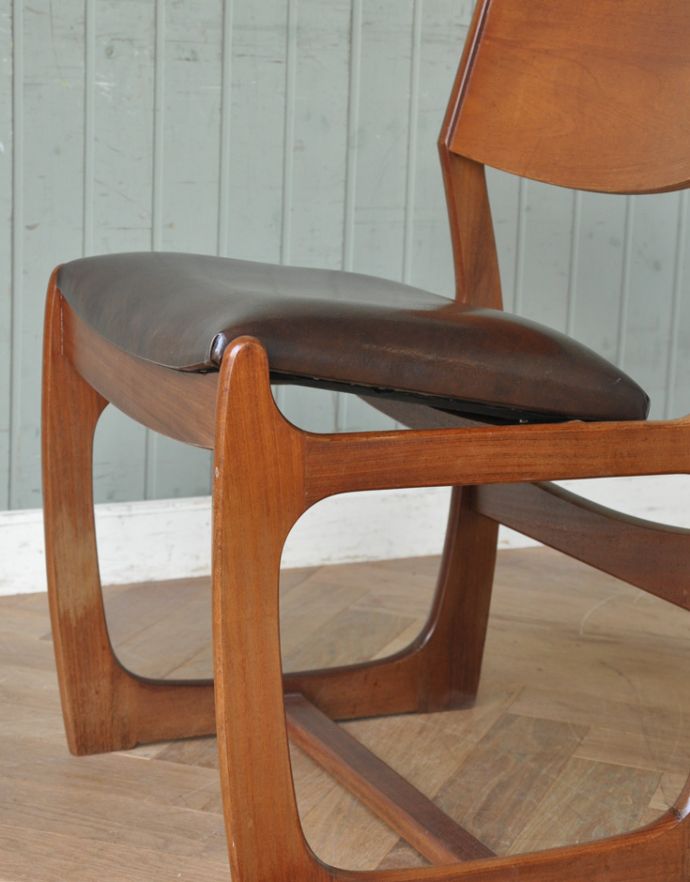 ダイニングチェア アンティーク チェア スタイリッシュなヴィンテージチェア、チーク材のダイニングチェア(ブラウン)。木目や色は1脚1脚微妙に違いますが、どれもキレイに仕上げています。(q-163-c)