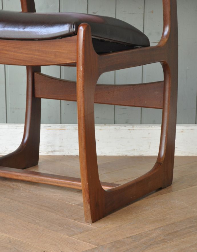 ダイニングチェア アンティーク チェア スタイリッシュなヴィンテージチェア、チーク材のダイニングチェア(ブラウン)。きちんとお直ししていますので、大柄な男性でも安心してお掛け下さい。(q-163-c)