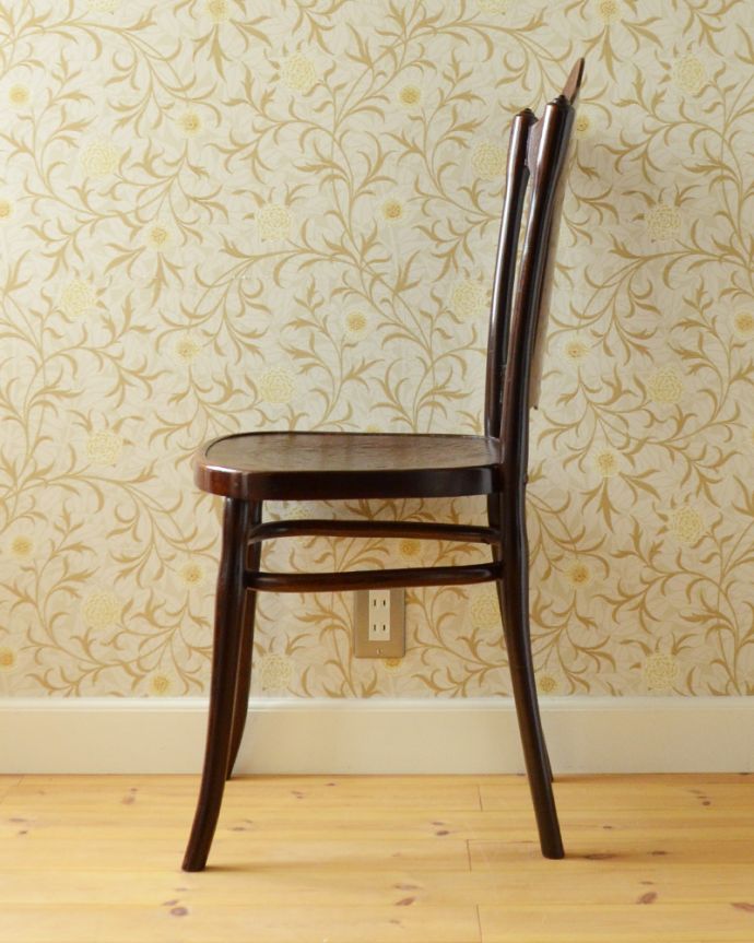 ベントウッドチェア アンティーク チェア 背もたれには魅力的な模様、アンティークベントウッドチェア(パネルバックタイプ)。リビングやキッチンのイスにオススメです。(q-168-c)