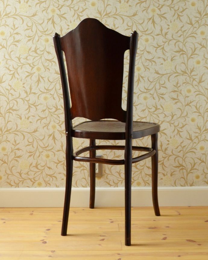 ベントウッドチェア アンティーク チェア 背もたれには魅力的な模様、アンティークベントウッドチェア(パネルバックタイプ)。スッキリとキレイな後ろ姿です。(q-168-c)