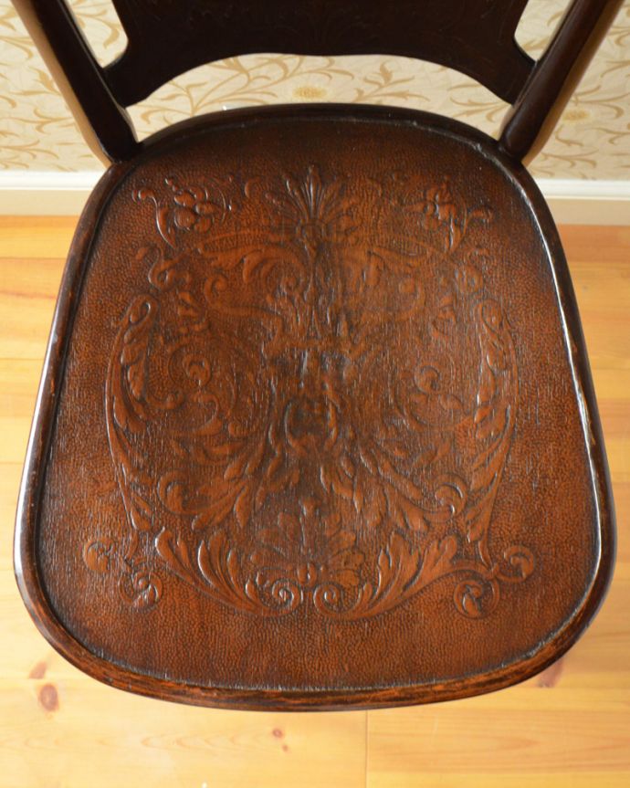 ベントウッドチェア アンティーク チェア 背もたれには魅力的な模様、アンティークベントウッドチェア(パネルバックタイプ)。ベントウッドチェアの特徴は、座面にもあります。(q-168-c)