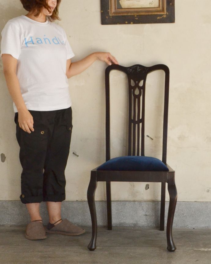 ダイニングチェア　アンティーク チェア　お花の彫りが刻まれた、マホガニー材の英国アンティークチェア。上品な雰囲気が漂います。(q-172-c)