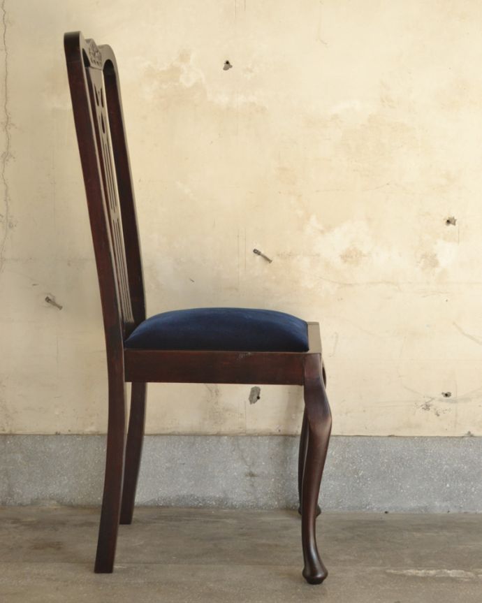 ダイニングチェア　アンティーク チェア　お花の彫りが刻まれた、マホガニー材の英国アンティークチェア。横から見ても脚の美しいラインが楽しめます。(q-172-c)