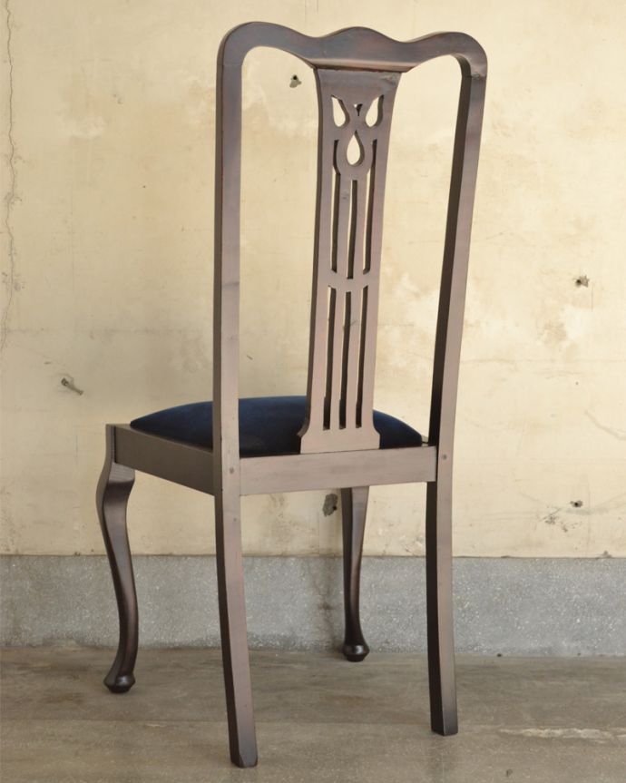 ダイニングチェア　アンティーク チェア　お花の彫りが刻まれた、マホガニー材の英国アンティークチェア。アンティークらしく、流行を追わずに長く使えるデザイン。(q-172-c)