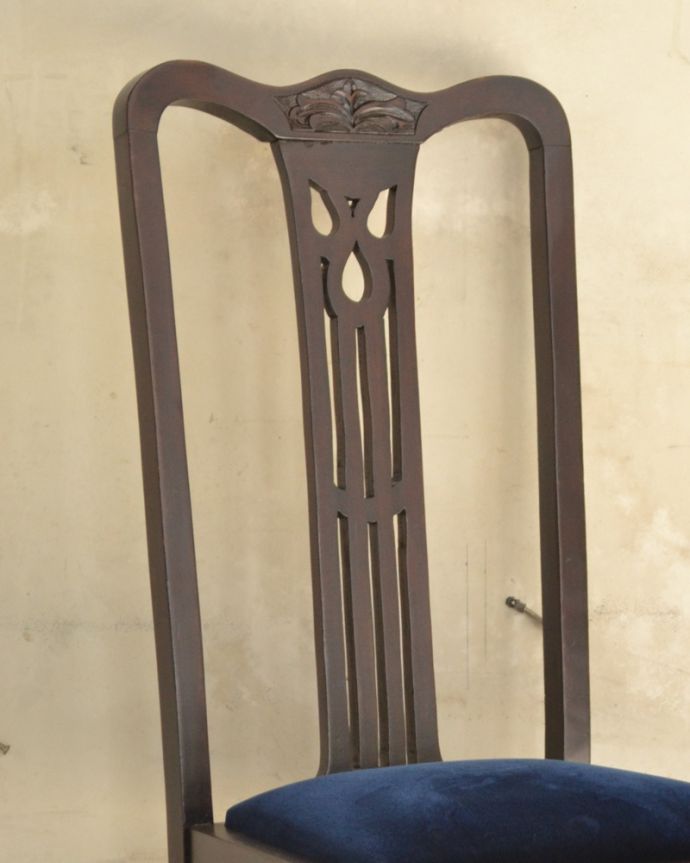 ダイニングチェア　アンティーク チェア　お花の彫りが刻まれた、マホガニー材の英国アンティークチェア。木目や色は1脚1脚微妙に違いますが、どれもキレイに仕上げています。(q-172-c)