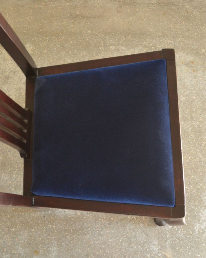 ダイニングチェア　アンティーク チェア　お花の彫りが刻まれた、マホガニー材の英国アンティークチェア。布が貼ってあるので、長時間座っても疲れません。(q-172-c)