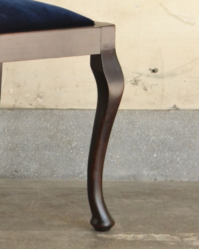 ダイニングチェア　アンティーク チェア　お花の彫りが刻まれた、マホガニー材の英国アンティークチェア。人気の猫脚がオシャレなチェアです。(q-172-c)